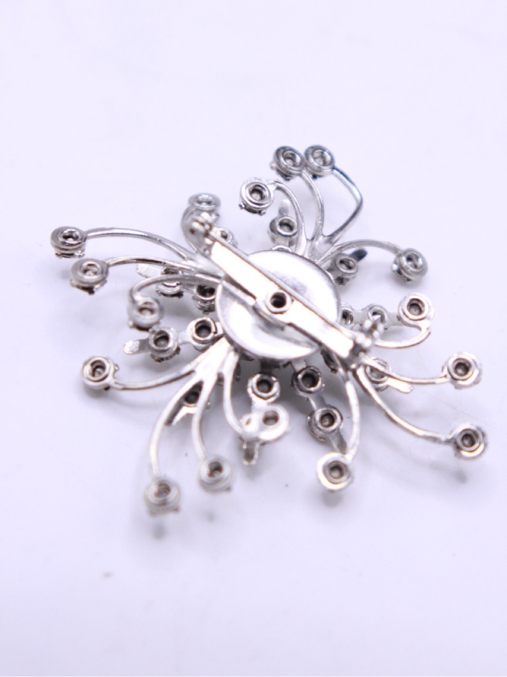 Vintage unsigned Silver tone Crystal starburst riveted Burst Brooch - Picture 4 of 5